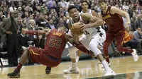 Pemain Milwaukee Bucks, Giannis Antetokounmpo mencuri bola dari kaki pemain Cleveland Cavaliers, LeBron James pada laga NBA basketball game di BMO Harris Bradley Center, Milwaukee, (19/12/2017). Bucks menang 119-116. (AP/Morry Gash)