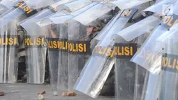 Polisi memasang barikade tameng untuk menangkis serangan massa aksi di dekat Gedung DPR/MPR, Jalan Gatot Subroto, Jakarta, Senin (30/9/2019). Aksi unjuk rasa dari berbagai elemen tersebut menyikapi penolakan terhadap UU KPK dan sejumlah RUU yang dinilai bermasalah. (merdeka.com/Arie Basuki)