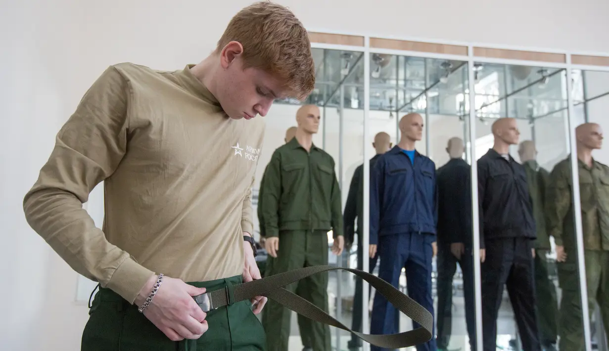 Seorang tentara wajib militer mengenakan seragamnya setelah lulus pemeriksaan fisik di St. Petersburg, Rusia (20/10/2020). Untuk dapat mengikuti wajib militer, para kandidat harus berkewarganegaraan Rusia berusia antara 18 hingga 27 tahun, dan lulus ujian fisik. (Xinhua/Irina Motina)