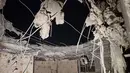 Kerusakan terlihat pada sebuah bangunan yang menurut media Iran terkena serangan AS di Kuhestak, Iran selatan,  Rabu dini hari, 2 September 2026. (Masoud Mohammadi/Tasnim News Agency via AP)