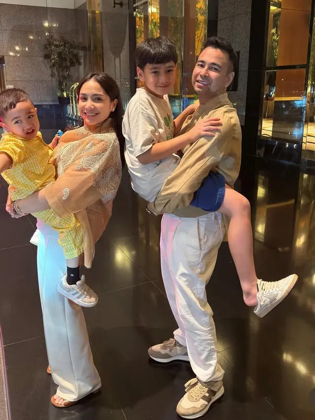 Baju Lebaran Nagita Slavina. [@raffinagita1717]