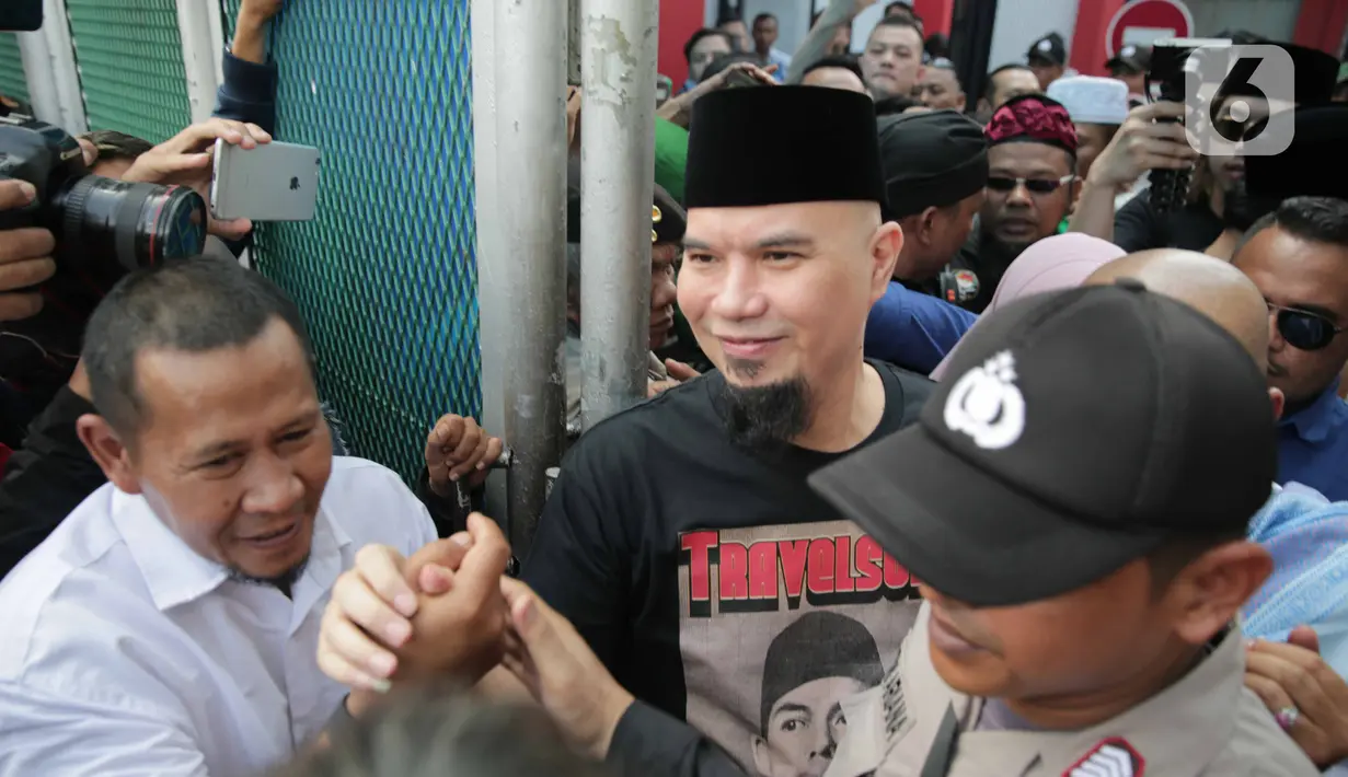 Musikus Ahmad Dhani melangkah bebas dari LP Cipinang, Jakarta Timur, Senin (30/12/2019). Usai bebas, Ahmad Dhani yang dijemput keluarganya yakni sang istri Mulan Jameela dan ketiga anaknya langsung bergerak menuju kediamannya di Pondok Indah. (Liputan6.com/Faizal Fanani)