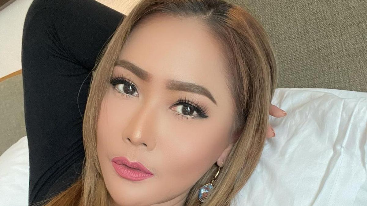 Inul Daratista Jengkel Dituding Gila Hormat, Gara-Gara Pramugara KAI Jongkok Saat Melayani
