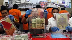 Kapolres Tanjung Priok AKBP Reynold Hutagalung (tengah) menunjukkan uang asing palsu di Polres Tanjung Priok, Jakarta, Kamis (11/7/2019). Satreskrim Polres Pelabuhan Tanjung Priok mengungkap sindikat pengedar uang asing palsu senilai Rp 300 miliar. (Liputan6.com/JohanTallo)