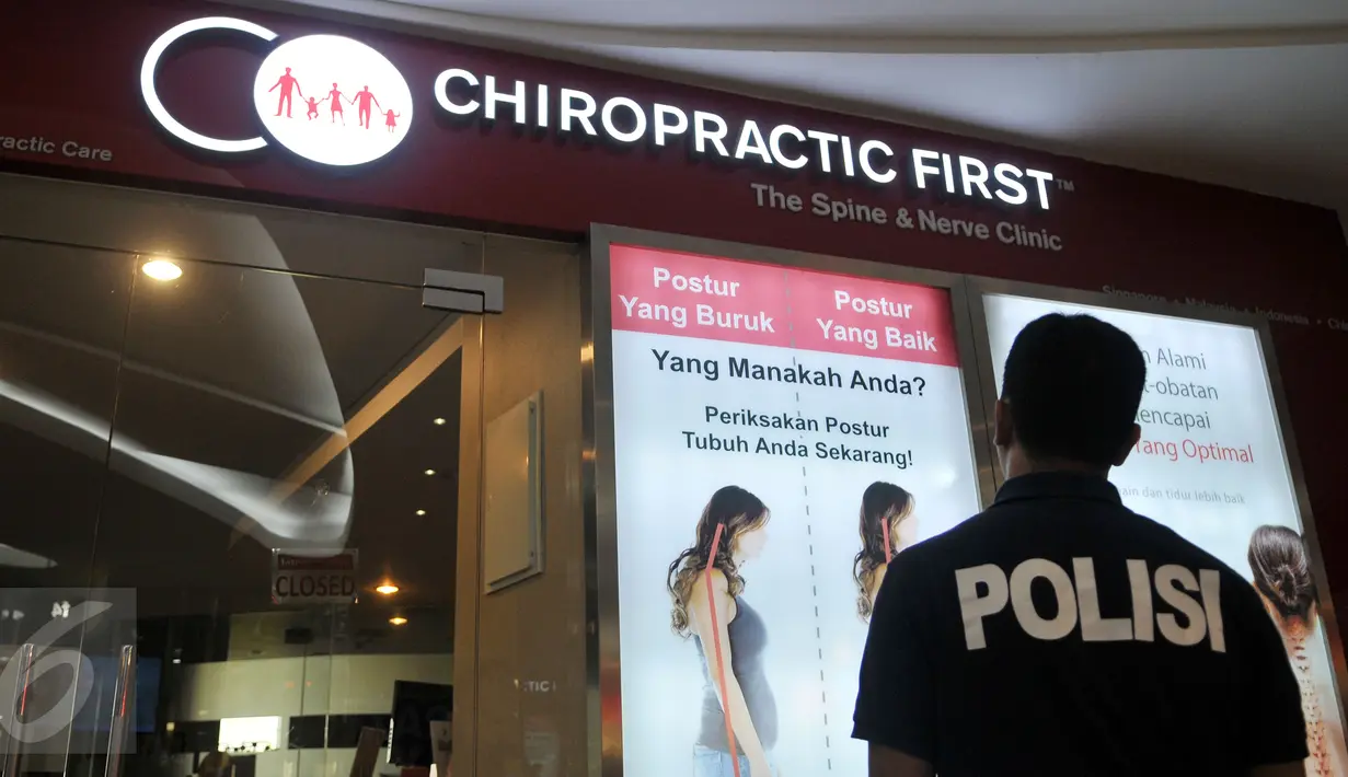 Ditreskrimum Polda Metro Jaya mengamati klinik Chiropractic First di FX Senayan, Jakarta, Kamis (7/1). Dinkes DKI bersama Polda Metro Jaya menyegel sejumlah cabang klinik Chiropractic First yang diduga melakukan malapraktik. (Liputan6.com/Gempur M Surya)
