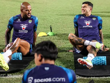 Duo predator Persib Bandung, David Da Silva dan Ciro Alves tampak santai dalam sesi official training, Kamis (30/5/2024) jelang menghadapi tuan rumah Madura United pada laga leg kedua final Championship Series BRI Liga 1 2023/2024 yang akan digelar di Stadon Gelora Bangkalan, Jumat, 31 Mei 2024. Skuad persib tampak nyaman dengan tabungan kemenangan 3-0 yang dicatatkan pada leg pertama. (Bola.com/Bagaskara Lazuardi)