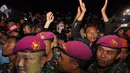 Ribuan fans Iwan Fals serta para prajurit TNI larut dengan dendang balada sang idola di Mabes TNI Cilangkap, Jakarta, (12/10/14). (Liputan6.com/Miftahul Hayat) 