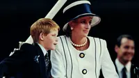 Putri Diana dan Pangeran Harry saat menghadiri VJ Day pada 19 Agustus 1995. (Johnny EGGITT / AFP)