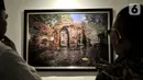 Pengunjung mengamati karya foto dalam Pameran Fotografi Cagar Budaya di Museum Nasional, Jakarta, Kamis (3/10/2019). Pameran tersebut diselenggarakan oleh Direktorat Cagar Budaya dan Permuseuman, Kementerian Pendidikan dan Kebudayaan bertema Cagar Budaya Bahagia. (merdeka.com/Iqbal Nugroho)