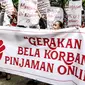 Masa yang tergabung gerakan bela korban pinjaman online menggelar aksi di depan PN Jakarta Pusat, Jakarta, Rabu (6/2). Mereka meminta kepada masyarakat untuk waspada terhadap rentenir online. (Liputan6.com/Johan Tallo)