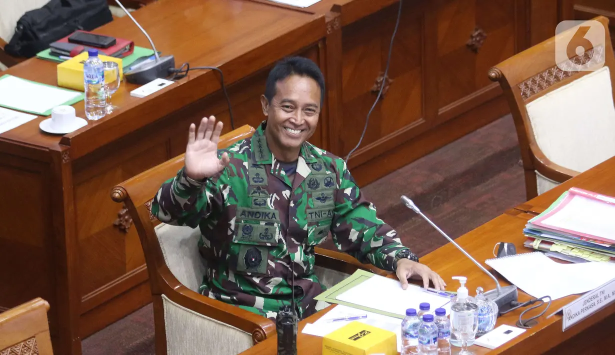 KSAD Jenderal TNI Andika Perkasa melambaikan tangan sebelum menjalani uji kelayakan dan kepatutan calon Panglima TNI di gedung DPR, Jakarta, Sabtu (6/11/2021).  Andika Perkasa menjadi calon kuat pengganti Marsekal Hadi Tjahjanto yang pensiun bulan ini. (Liputan6 com/Angga Yuniar)