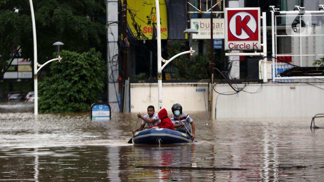 FOTO: Banjir Jakarta, Jalan Kemang Raya Tertutup Air
