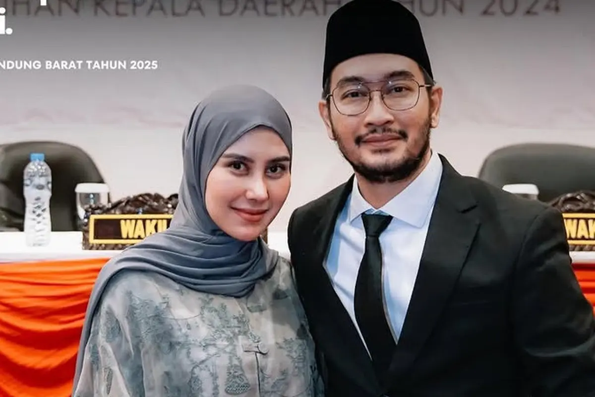 Syahnaz Sadiqah Saat Hadir di Penetapan Suaminya Jeje Govinda Resmi Menjadi Bupati Bandung Barat