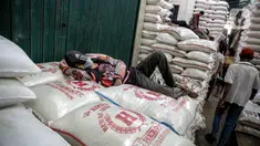 Aktivitas di sentra pasar beras Cipinang, Jakarta, Selasa (19/5/2020). Perum bulog menjamin stok beras nasional pada Juni 2020 mencapai 1,8 juta ton dengan hasil penyerapan panen di sejumlah sentra produksi beras diperkirakan mencapai 650 ribu ton pada Juni 2020. (Liputan6.com/Faizal Fanani)