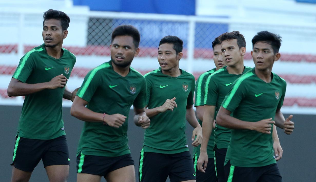 Para pemain Timnas Indonesia U-22 berlari santai saat latihan di Stadion Rizal Memorial, Manila, Rabu (27/11). Latihan ini persiapan jelang laga SEA Games 2019 melawan Singapura U-22. (Bola.com/M Iqbal Ichsan)