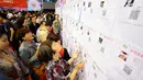 Orang-orang melihat papan informasi yang menampilkan data pria dan wanita lajang pada acara perjodohan di Hangzhou, China, Minggu (29/5/2016). Acara yang diselenggarakan di Universitas Zhejiang ini menarik minat lebih dari 20.000 orang lajang. (STR/AFP)