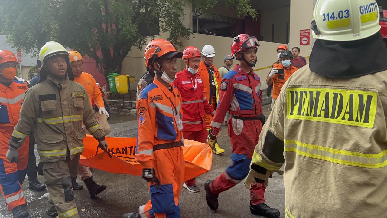Satu kantong jenazah kembali dievakuasi dari lokasi kebakaran Glodok Plaza, Mangga Besar, Jakarta Barat, Sabtu (18/1/2025) (Liputan6.com/Winda Nelfira)