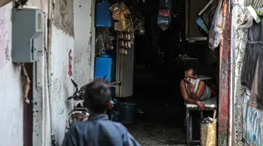 Seorang warga beristirahat di permukiman padat penduduk Kampung Muka RW 04, Ancol, Pademangan, Jakarta, Selasa (4/1/2022). Gubernur DKI Jakarta Anies Baswedan memastikan 1.000 kepala keluarga (KK) di kampung tersebut mendapatkan Izin Mendirikan Bangunan (IMB) kolektif. (Liputan6.com/Faizal Fanani)