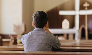 Ilustrasi beribadah, doa, kristiani, gereja. (Image by freepik)