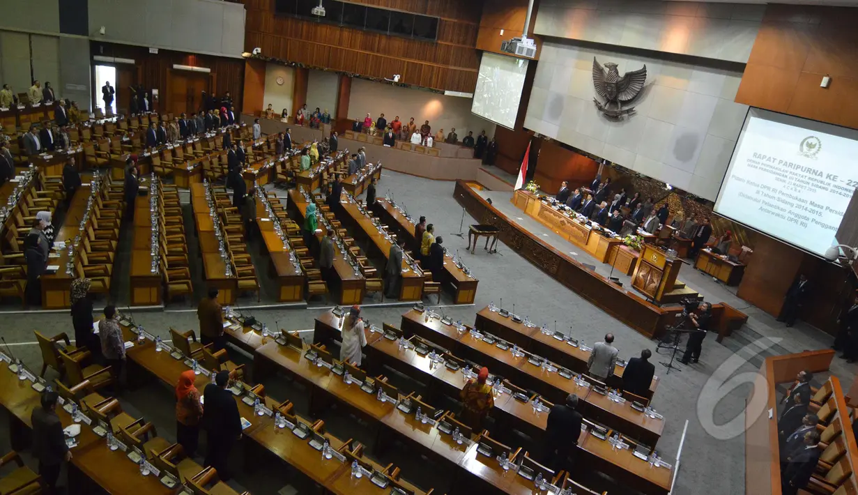DPR kembali melakukan sidang paripurna setelah reses sekitar 1 bulan, Jakarta, Senin (23/3/2015). Sekitar 255 anggota dewan tak hadir dalam sidang pembukaan reses tersebut. (Liputan6.com/Faisal R Syam)