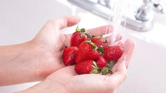 Panduan Mencuci Buah Agar Bebas Pestisida