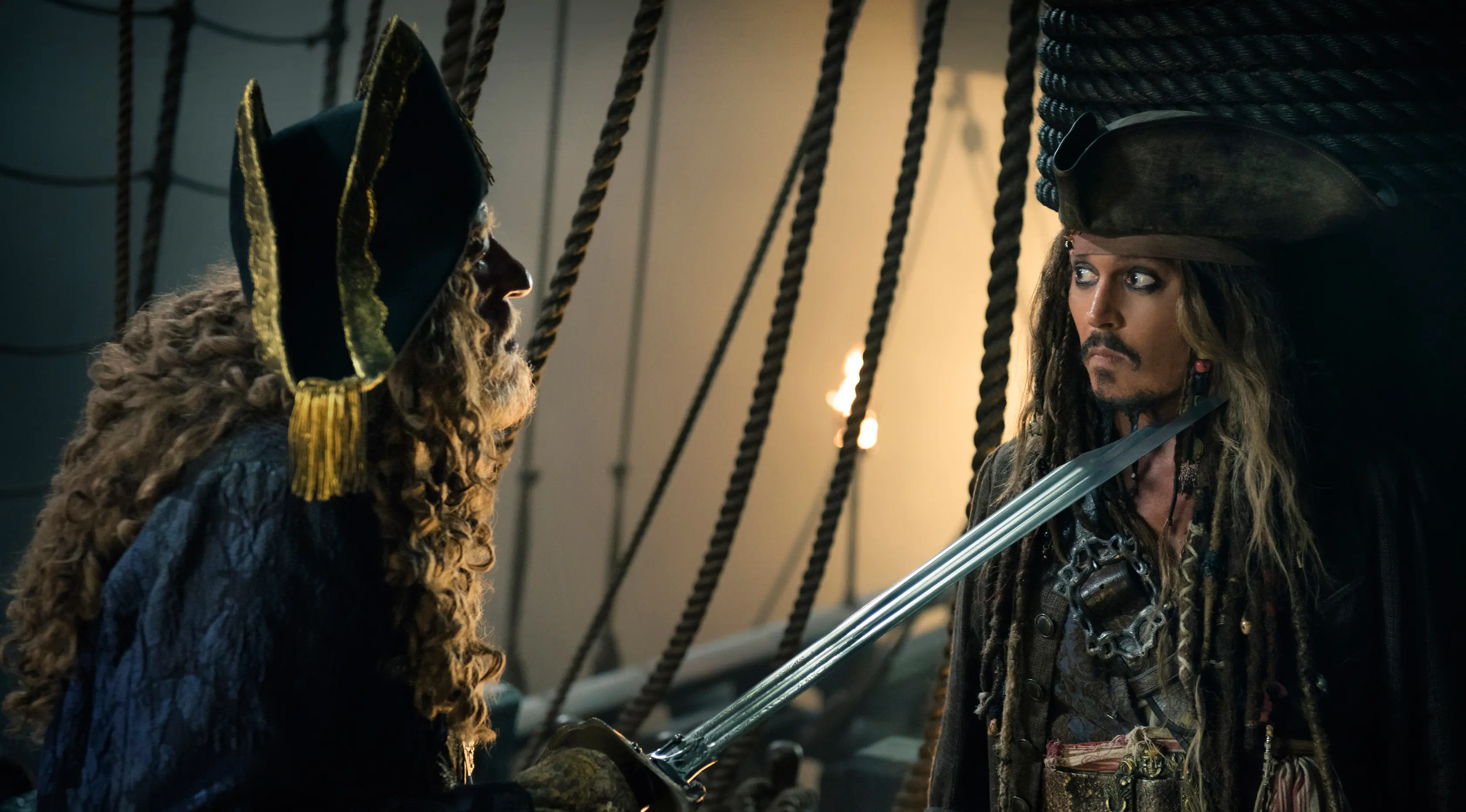 Barbossa yang diperankan oleh Geoffrey Rush saat beradegan dengan Jack Sparrow yang diperankan Johnny Depp di Film "Pirates of the Caribbean: Dead Men Tell No Tales." (Peter Mountain / Disney via AP)