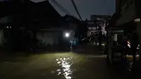 Minim Peralatan, Puluhan Warga Korban Banjir di Bidara Cina Belum Dievakuasi