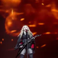 Penampilan Madonna di Stokcholm dalam rangka tur konser Rebel Heart. Tragedi Paris menandai insiden yang pertama kali dialami Madonna sejak memulai konser keliling dunianya. Ia dijadwalkan manggung di Paris pada 9 Desember mendatang(Bintang/EPA)