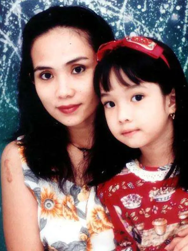 Jarang Terekspos, Ini 6 Potret Ibu Gisella Anastasia yang Cantik Menawan