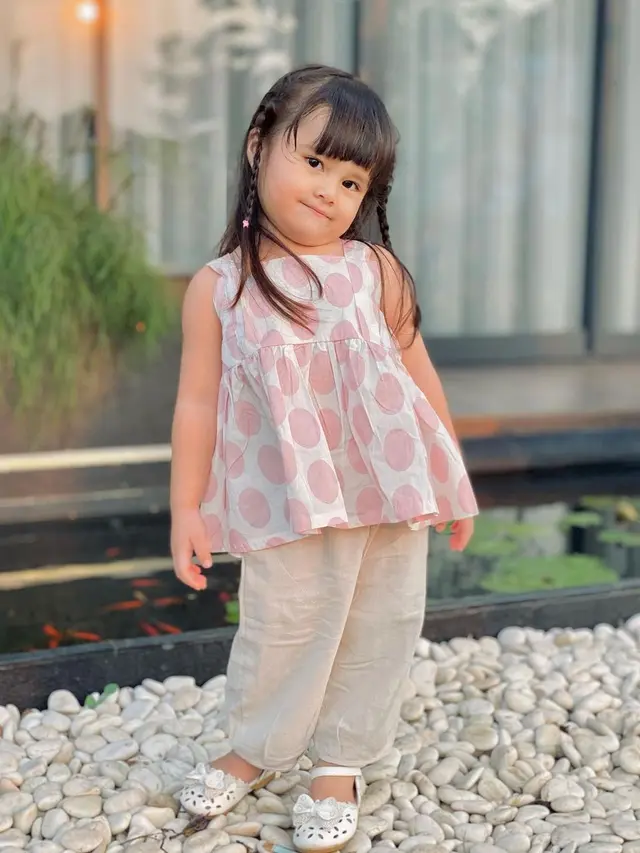6 Potret Artis Cilik Niloufer Bahalwan, Perankan Si Bungsu di Film Keluarga Cemara 2