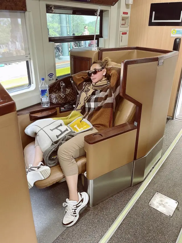 Inul Daratista naik kereta api ditemani selimut Hermes. (Foto: Dok. Instagram @inul.d)