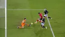Pemain Southampton Danny Ings (tengah) mencetak gol ke gawang Aston Villa yang kemudian dianulir karena offside pada pertandingan Liga Inggris di Stadion St. Mary, Southampton, Inggris, Sabtu (30/1/2021). Aston Villa menang 1-0. (Michael Steele/Pool via AP)