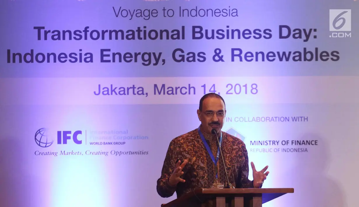 IFC Country Manager for Indonesia, Malaysia and Timor-Leste Azam Khan menjadi pembicara dalam Transformational Business Day: Indonesia Energy, Gas & Renewables di Jakarta, Rabu (14/3). (Liputan6.com/Arya Manggala)