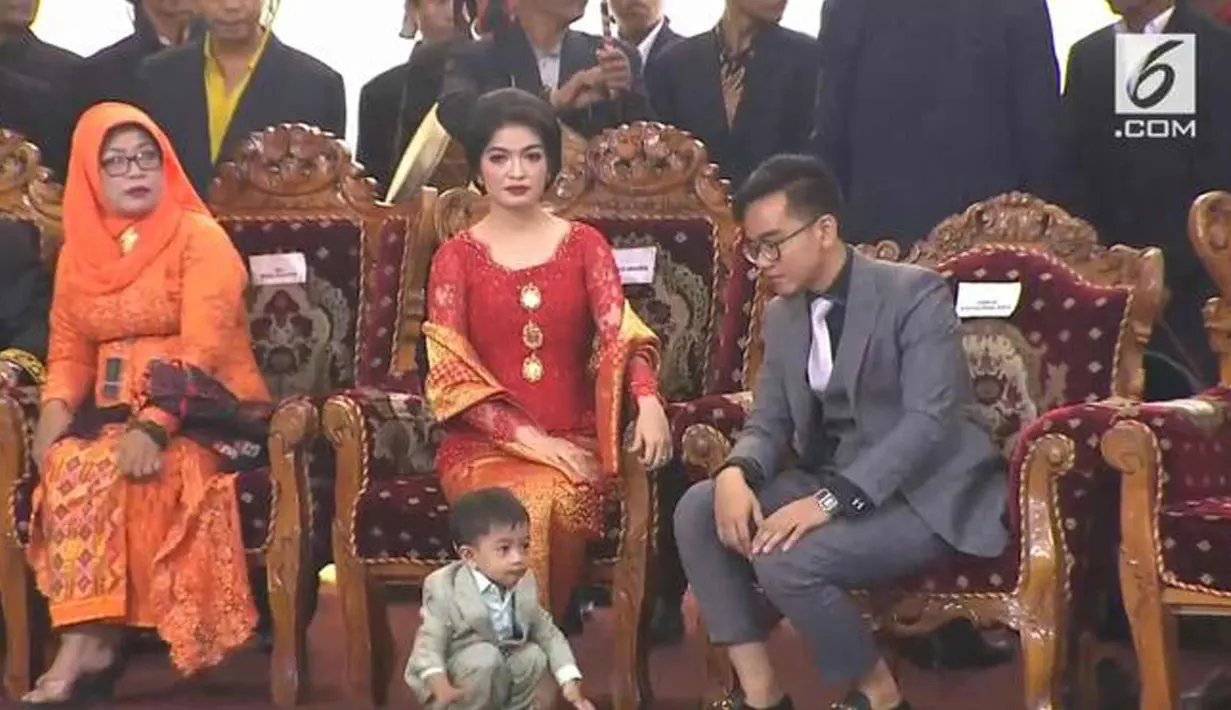 Cucu Presiden Jokowi, Jan Ethes Srinarendra terlihat jongkok di depan ibunya Selvi Ananda di prosesi adat pernikahan Kahiyang Ayu dan Bobby Nasution di Bukit Hijau Regency Taman Setia Budi (BHR Tasbi), Medan, Sabtu (25/11). (Liputan6.com/Vidio)
