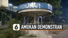 Bentrokan antara massa demonstran dan polisi terjadi saat demonstrasi di sekitar gedung DPR/MPR. Massa merusak pos polisi yang ada di sekitar kawasan Semanggi.