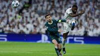 Bek Real Madrid asal Jerman bernomor punggung 22, Antonio Ruediger (kanan), menendang bola melewati gelandang Manchester City asal Portugal bernomor punggung 20, Bernardo Silva, selama pertandingan pekan ke-6 Phase League Liga Champions antara Real Madrid CF dan Manchester City di Stadion Santiago Bernabeu di Madrid, Kamis (11-12-2025) dini hari WIB. (Oscar DEL POZO/AFP)