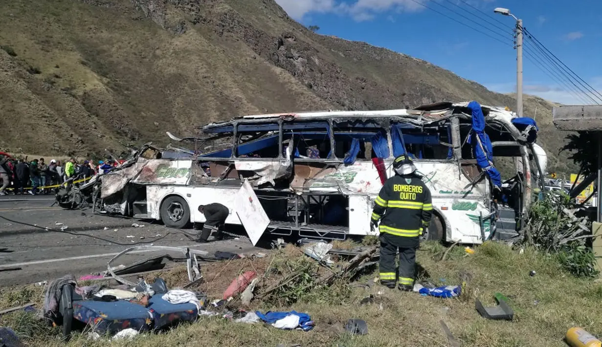 Penyelamat bekerja untuk mengevakuasi bus pembawa turis asal Kolombia dan Venezuela yang terlibat kecelakaan di Pifo, Ekuador, Selasa (14/8). Menurut pejabat keamanan Ekuador, sebagian besar korban adalah warga Kolombia. (HO/Fire Brigade of Quito/AFP)