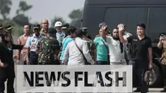 Pesawat bertuliskan "TNI Angkatan Udara-Indonesia Air Force" yang membawa para sandera mendarat di Landasan Udara Halim Perdanakusuma tepat pukul 10.24 WIB. Pesawat putih abu itu berhenti beberapa detik kemudian di dekat kerumunan awak media.