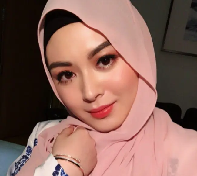 Ketahui kisah Ayana Moon, mantan anggota girlband Korea yang akhirnya memeluk Islam dan berhijab di sini.