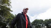 Pelatih Timnas Indonesia, Alfred Riedl, tiba sekitar pukul 08.00 WIB untuk memulai sesi latihan di Lapangan SPH Karawaci, Banten, Senin (12/12/2016). (Bola.com/Vitalis Yogi Trisna)