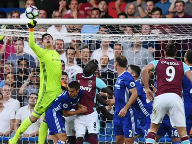 Penjaga gawang Chelsea, Thibaut Courtois melakukan penyelamatan di laga Liga Primer Inggris melawan West Ham United di Stadion Stamford Bridge, London, Senin (15/8). Chelsea menang 2-1 di laga perdananya. (REUTERS/ Tony O'Brien)
