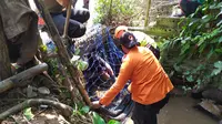 Petugas BPBD memasang perangkap untuk menangkap dua buaya di Bogor, Jawa Barat, Selasa (16/7/2019). (Liputan6.com/Achmad Sudarno)