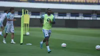 Gelandang Persib Bandung, Levy Clement Madinda. (Bola.com/Erwin Snaz)