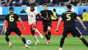Alphonso Davies dari Kanada, kedua dari kiri, berebut bola dengan Erik Lira dari Meksiko, kiri, dan Israel Reyes dari Meksiko, kedua dari kanan, selama babak pertama pertandingan semifinal CONCACAF Nations League pada Kamis, 20 Maret 2025, di Inglewood, California. (Foto AP/Etienne Laurent)