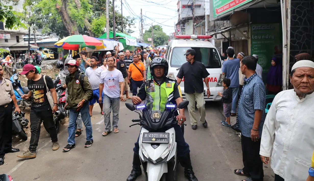 Seperti diketahui, Laila Sari meninggal dunia di kediamannya pada Senin pukul 19.50 WIB setelah pulang dari syuting. Hingga akhir hayatnya, almarhum menjadi tulang punggung keluarga untuk menghidupi anak dan cucunya. (Adrian Putra/Bintang.com)