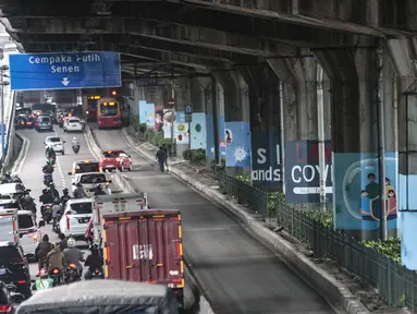 Sejumlah mural bertema protokol kesehatan Covid-19 menghiasi tiang pancang jalan tol di Jalan Ahmad Yani, Jakarta, Minggu (13/12/2020). Warna-warni mural ini dibuat oleh seniman dari berbagai daerah. (merdeka.com/Iqbal S. Nugroho)