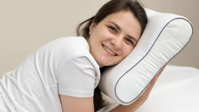 8 Tips Mencegah Sleep Wrinkles Agar Kulit Tetap Kencang Saat Bangun Tidur (photo by freepik.com)