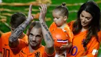 Gelandang Timnas Belanda, Wesley Sneijder bersama istri dan anak-anaknya menyapa fans usai laga persahabatan melawan Peru di Amsterdam, Kamis (6/9). Pertandingan ini menjadi laga terakhir Sneijder bersama Timnas Belanda. (AP Photo/Peter Dejong)