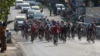 Rute lintasan etape 2 Internasional Tour De Banyuwangi Ijen didominasi jalan datar dan sesekali menanjak. Tampak, beberapa pebalap mencoba menaklukan salah satu tanjakan di etape 2 ITdBI, (17/10/2014). (Liputan6.com/Helmi Fithriansyah)