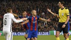 Kartu kuning dan kartu merah dalam sebuah pertandingan sepak bola dapat saja diterima oleh pemain manapun, apapun posisinya. Lima pemain berikut, yang kemudian menjadi legenda, nyatanya tidak pernah sekalipun mendapatkan kartu merah sepanjang kariernya. Siapa saja? (AFP/Lluis Gene)